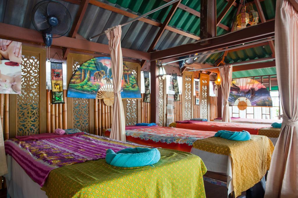 The Expat Hotel Patong Екстериор снимка