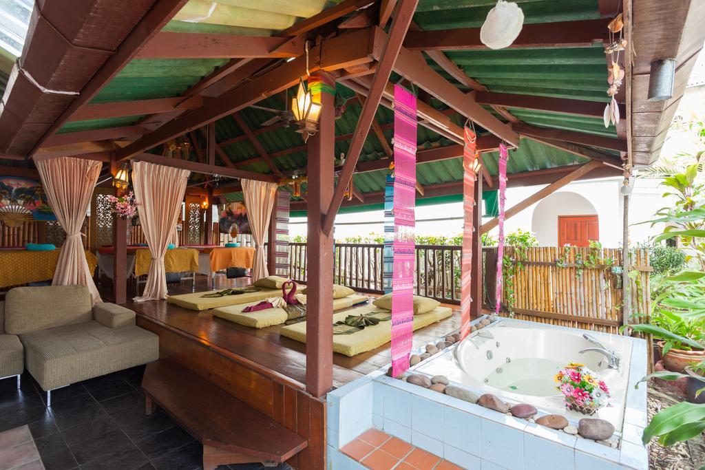 The Expat Hotel Patong Екстериор снимка