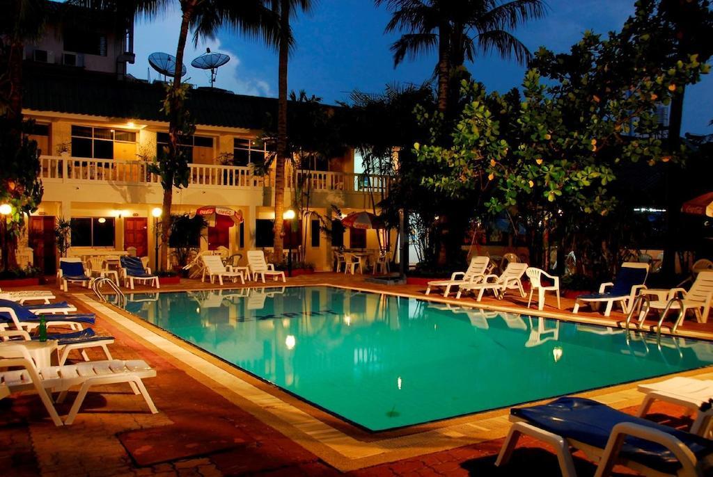 The Expat Hotel Patong Екстериор снимка