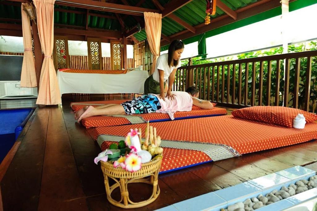 The Expat Hotel Patong Екстериор снимка