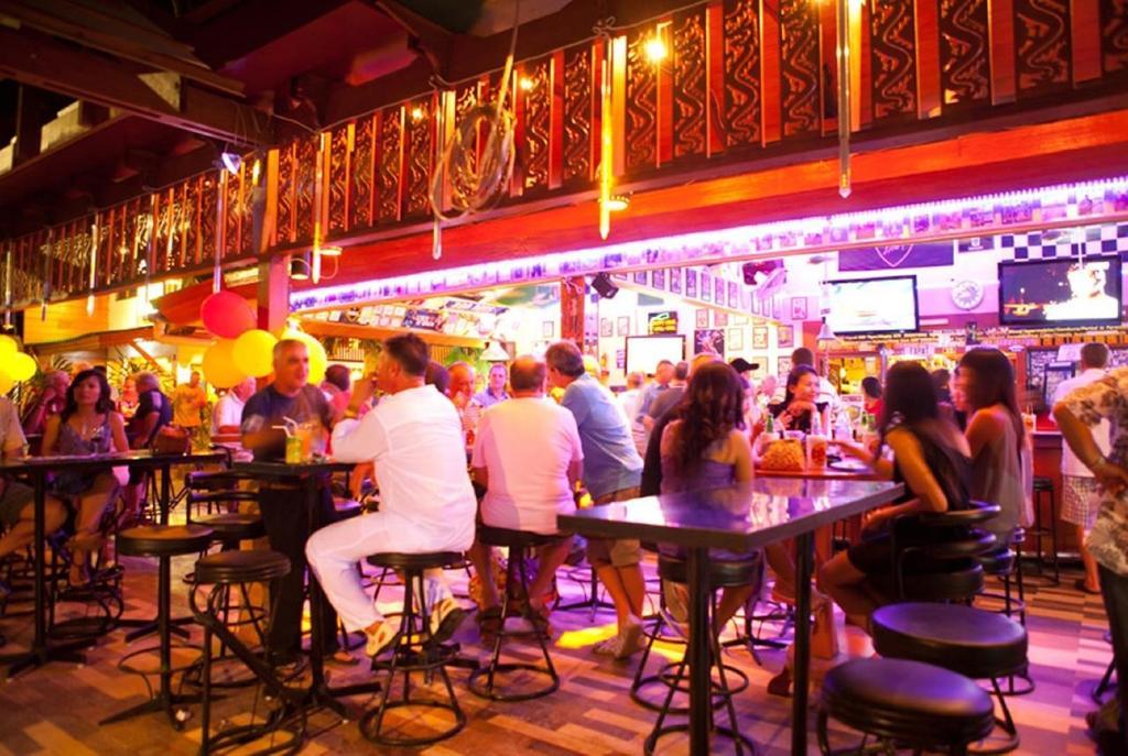 The Expat Hotel Patong Екстериор снимка