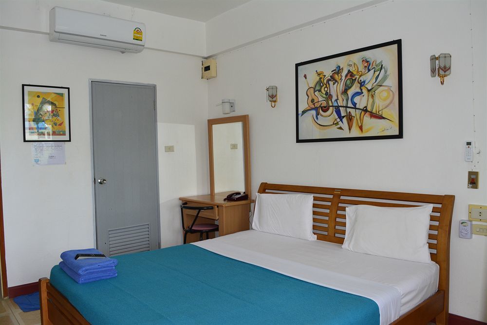 The Expat Hotel Patong Екстериор снимка