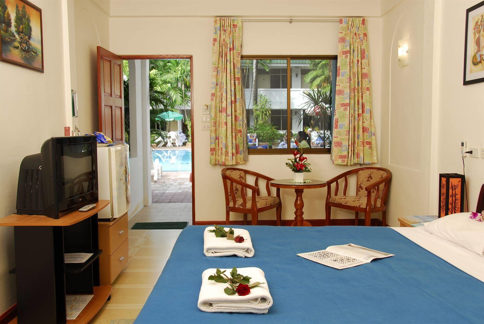 The Expat Hotel Patong Екстериор снимка