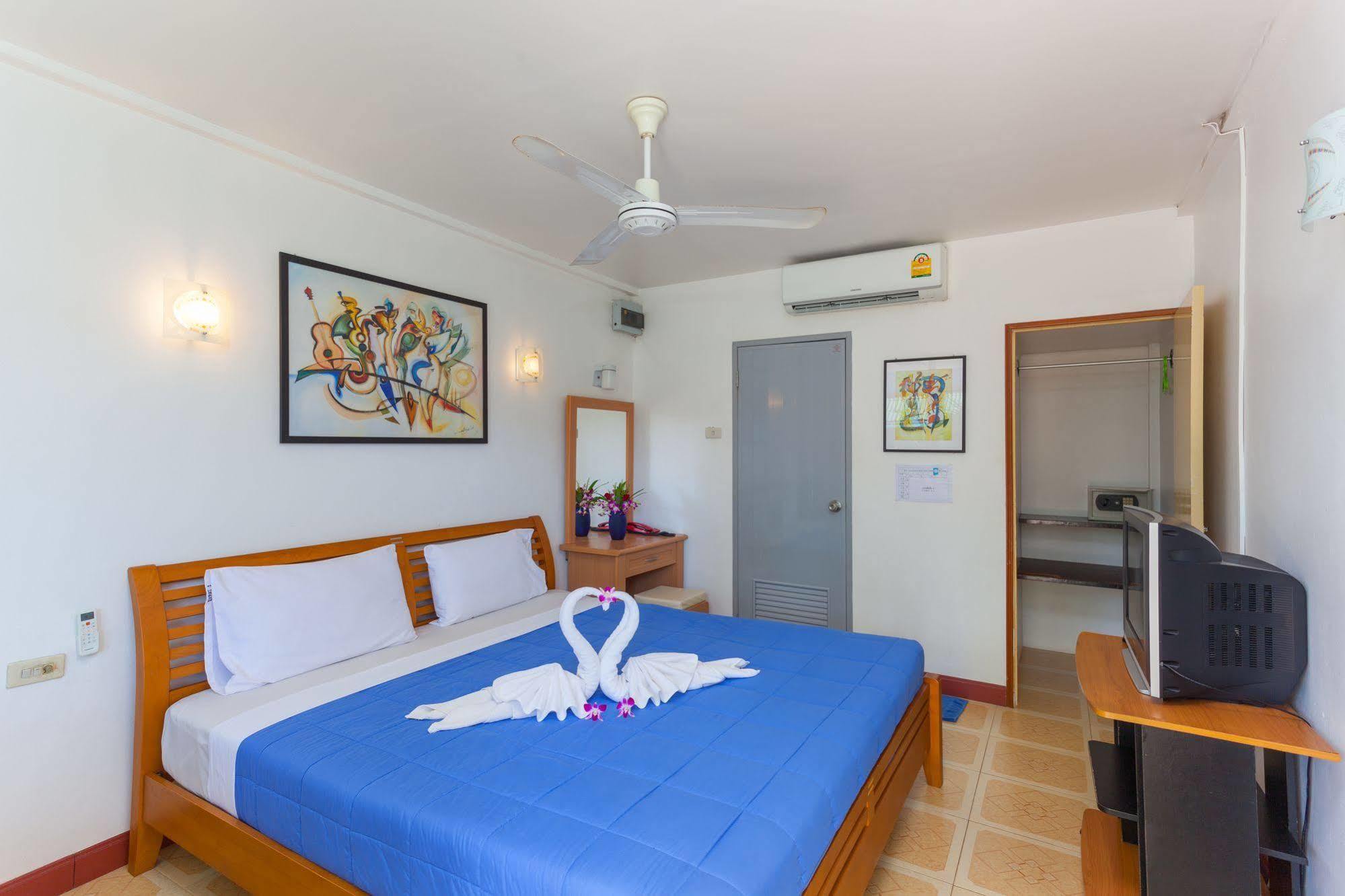 The Expat Hotel Patong Екстериор снимка