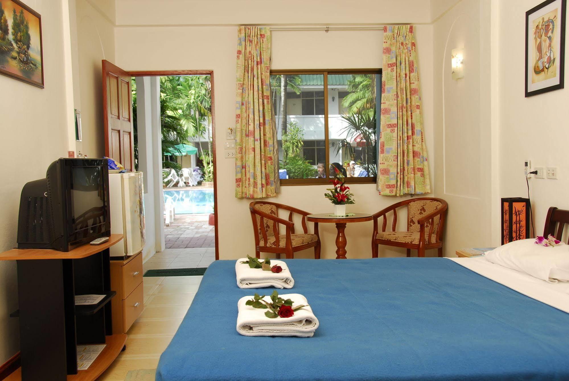 The Expat Hotel Patong Екстериор снимка