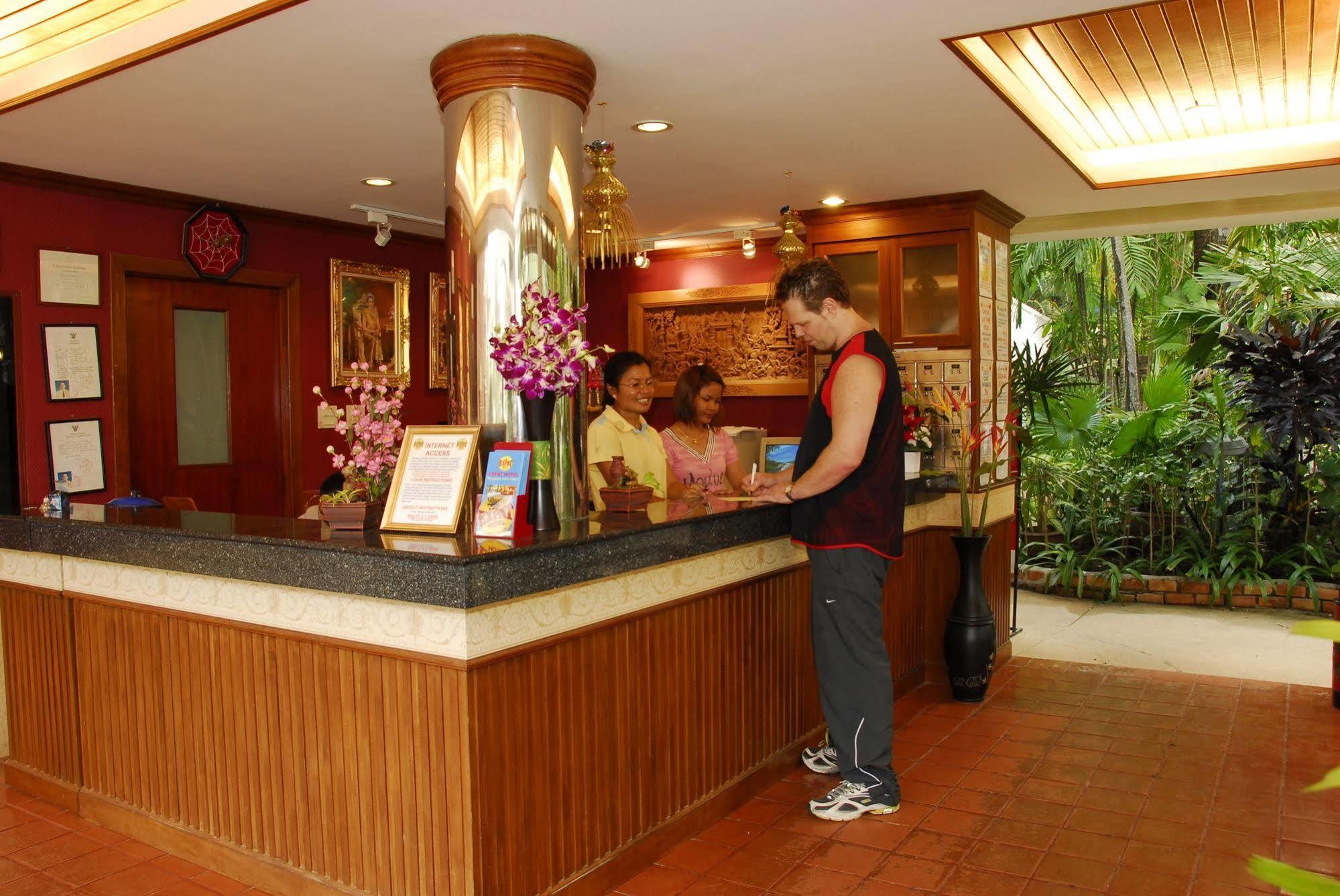 The Expat Hotel Patong Екстериор снимка