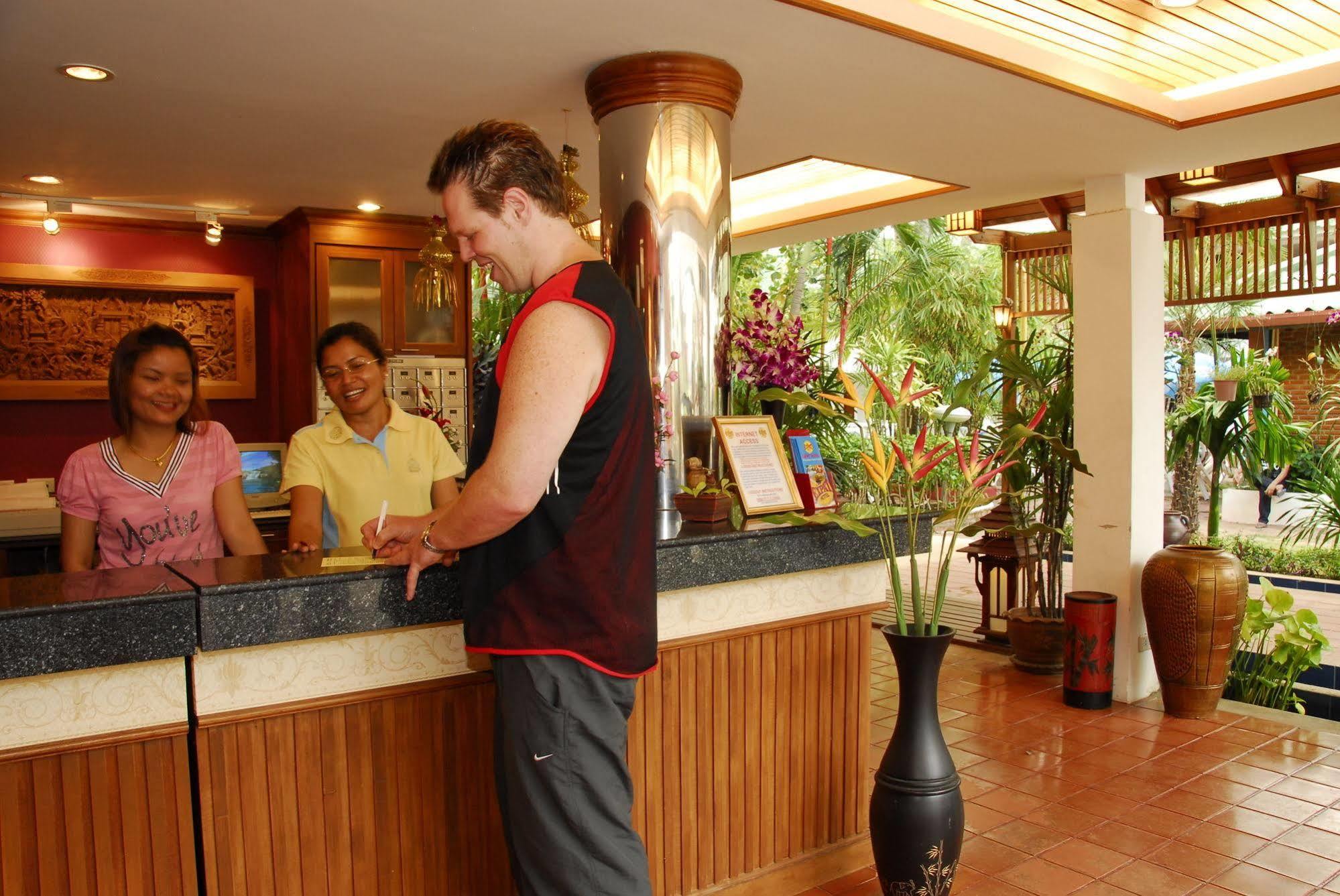 The Expat Hotel Patong Екстериор снимка